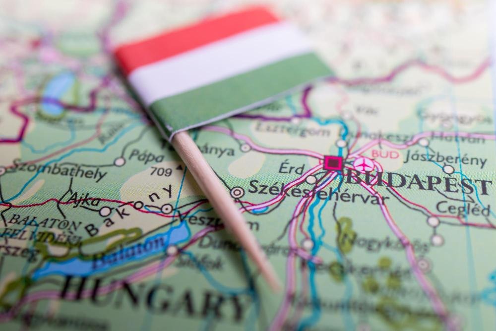 Magyar zászlóval jelölt gombostű Budapest térképén, Magyarország középső részén.